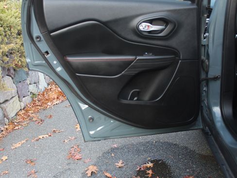 Used 2015 Jeep Cherokee Trailhawk w/ Comfort/Convenience Group image 14