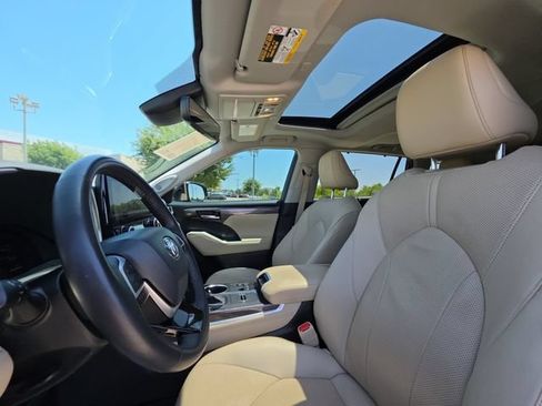 Used 2023 Toyota Highlander Limited FWD image 7