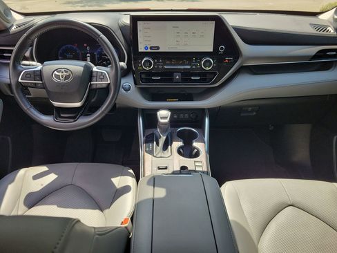 Used 2023 Toyota Highlander Limited FWD image 12
