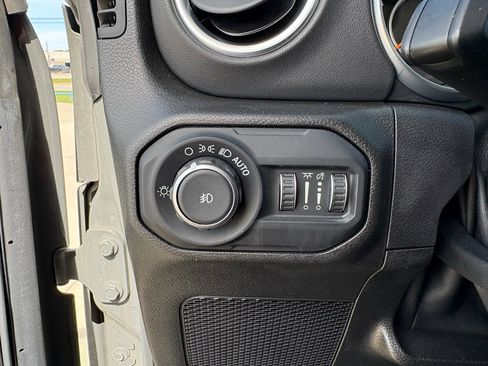 Used 2018 Jeep Wrangler Unlimited Sahara AWD/4WD image 11