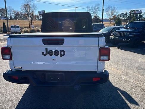 Used 2024 Jeep Gladiator Sport image 9