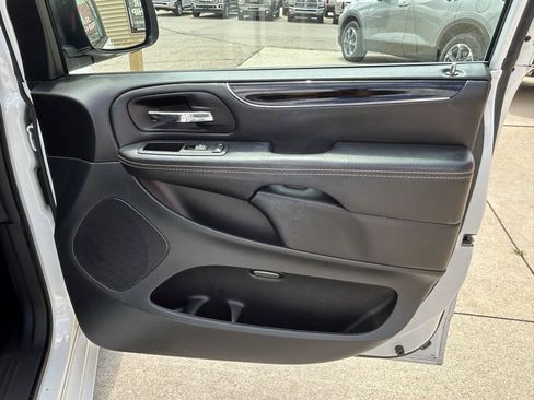 Used 2018 Dodge Grand Caravan SE FWD image 14