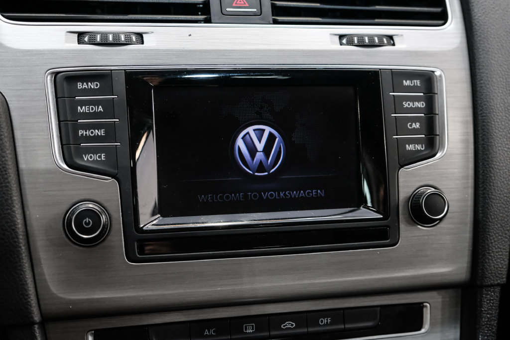Used 2015 Volkswagen Golf S FWD image 24
