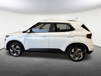 Used 2025 Hyundai Venue SEL video 2