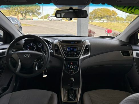 Used 2015 Hyundai Elantra SE image 9