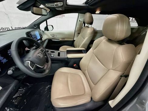Used 2021 Toyota Sienna XLE w/ XLE Plus Package FWD image 21