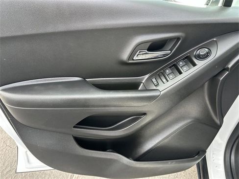 Certified 2022 Chevrolet Trax LT w/ LT Convenience Package image 21