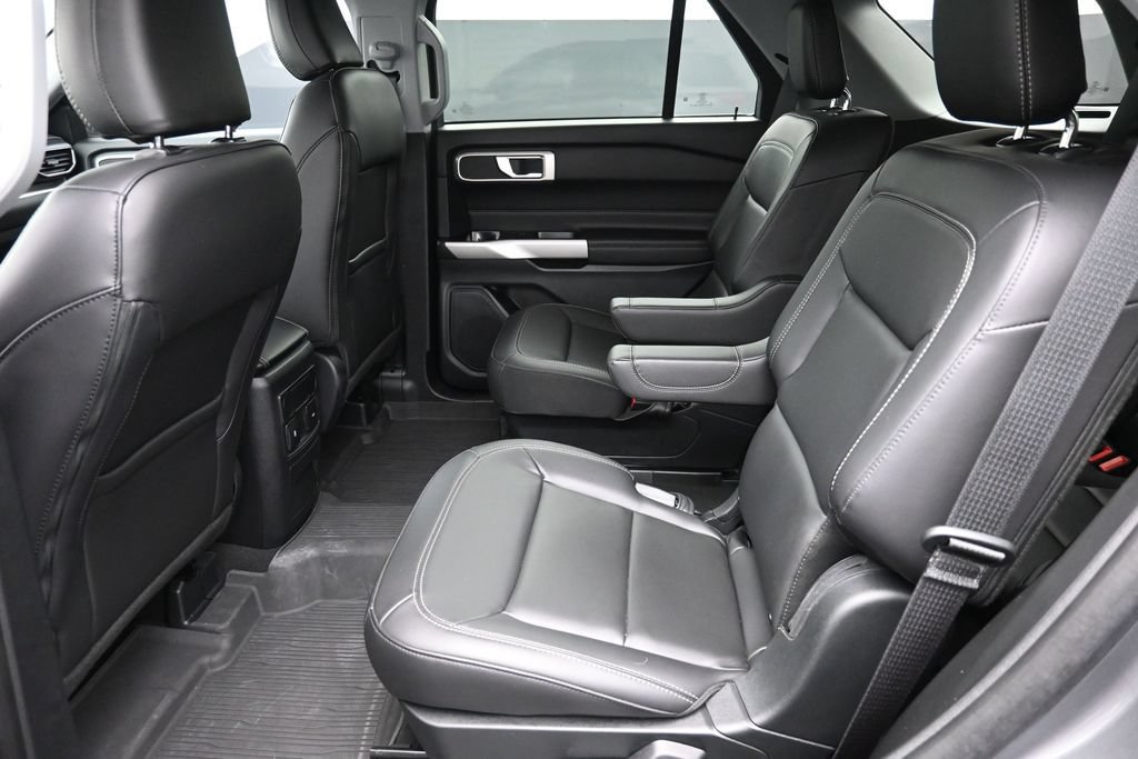 Used 2024 Ford Explorer XLT w/ Equipment Group 202A RWD image 18