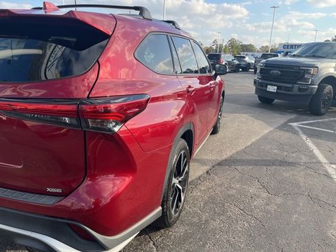 Used 2022 Toyota Highlander XSE image 2