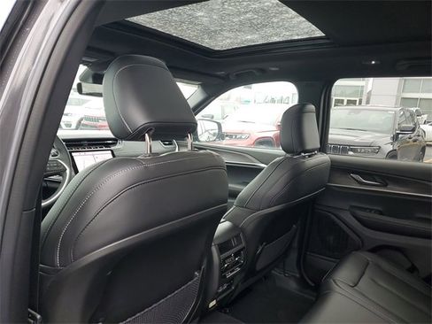 New 2025 Jeep Grand Cherokee Limited w/ Trailer Tow Package image 11