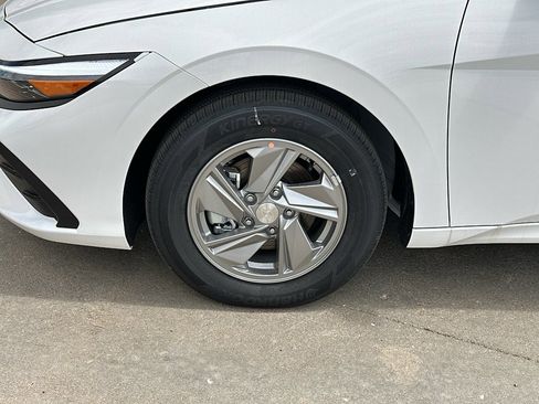 New 2026 Hyundai Elantra SE image 3