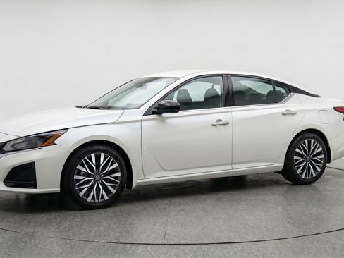 Used 2025 Nissan Altima 2.5 SV FWD image 3