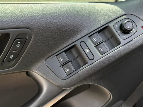 Used 2017 Volkswagen Tiguan S image 16