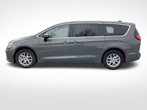 Used 2023 Chrysler Pacifica Touring-L image 6