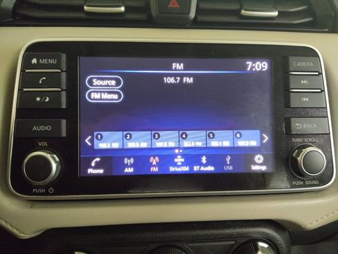 Used 2021 Nissan Versa SV image 25