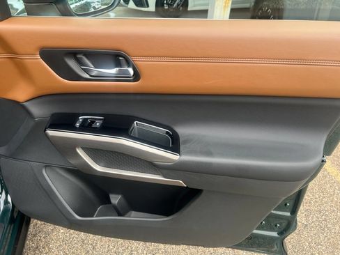 Certified 2024 Nissan Pathfinder Platinum w/ Black Appearance Package AWD/4WD image 23