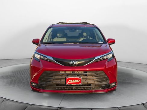Certified 2026 Toyota Sienna XLE FWD image 2