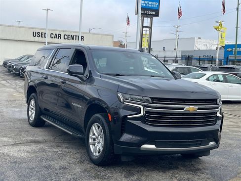 Used 2024 Chevrolet Suburban LT image 2