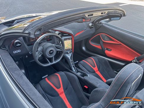 Used 2022 McLaren 765LT image 2
