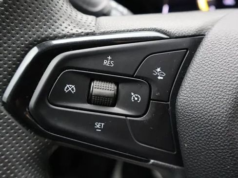 Used 2025 Chevrolet Trax LT FWD image 24