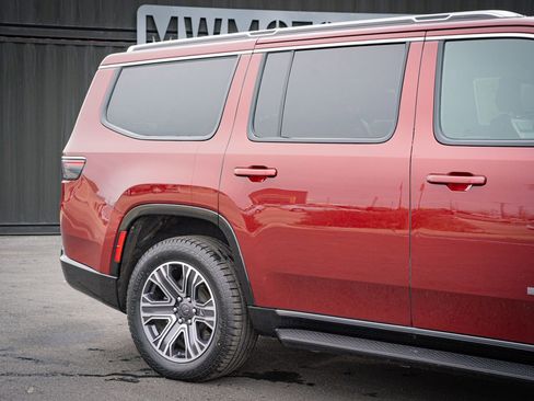 Used 2024 Jeep Wagoneer Series II w/ Flexible Seating Group AWD/4WD image 5