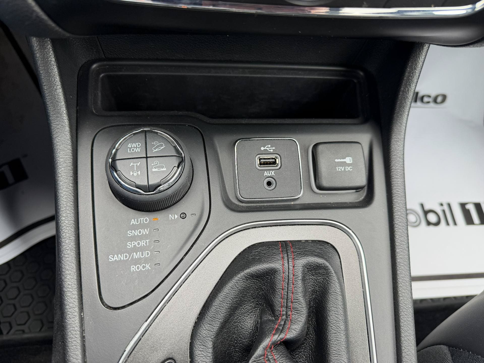 Used 2019 Jeep Cherokee Trailhawk AWD/4WD image 13