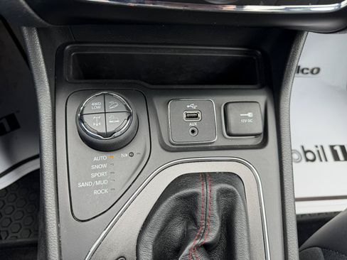 Used 2019 Jeep Cherokee Trailhawk AWD/4WD image 13