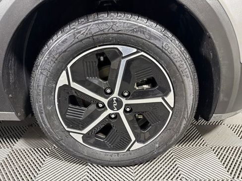Used 2025 Kia Niro EX w/ EX Cold Weather Package image 17