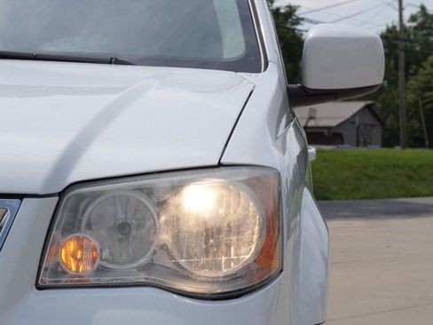 Used 2014 Chrysler Town & Country Touring FWD image 10
