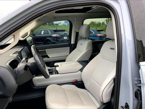 Used 2025 Ford Expedition Platinum w/ Platinum Ultimate Package AWD/4WD image 9