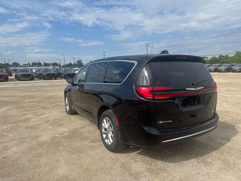 Used 2024 Chrysler Pacifica Touring-L AWD/4WD image 10