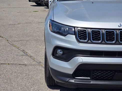 Used 2025 Jeep Compass Latitude AWD/4WD image 3