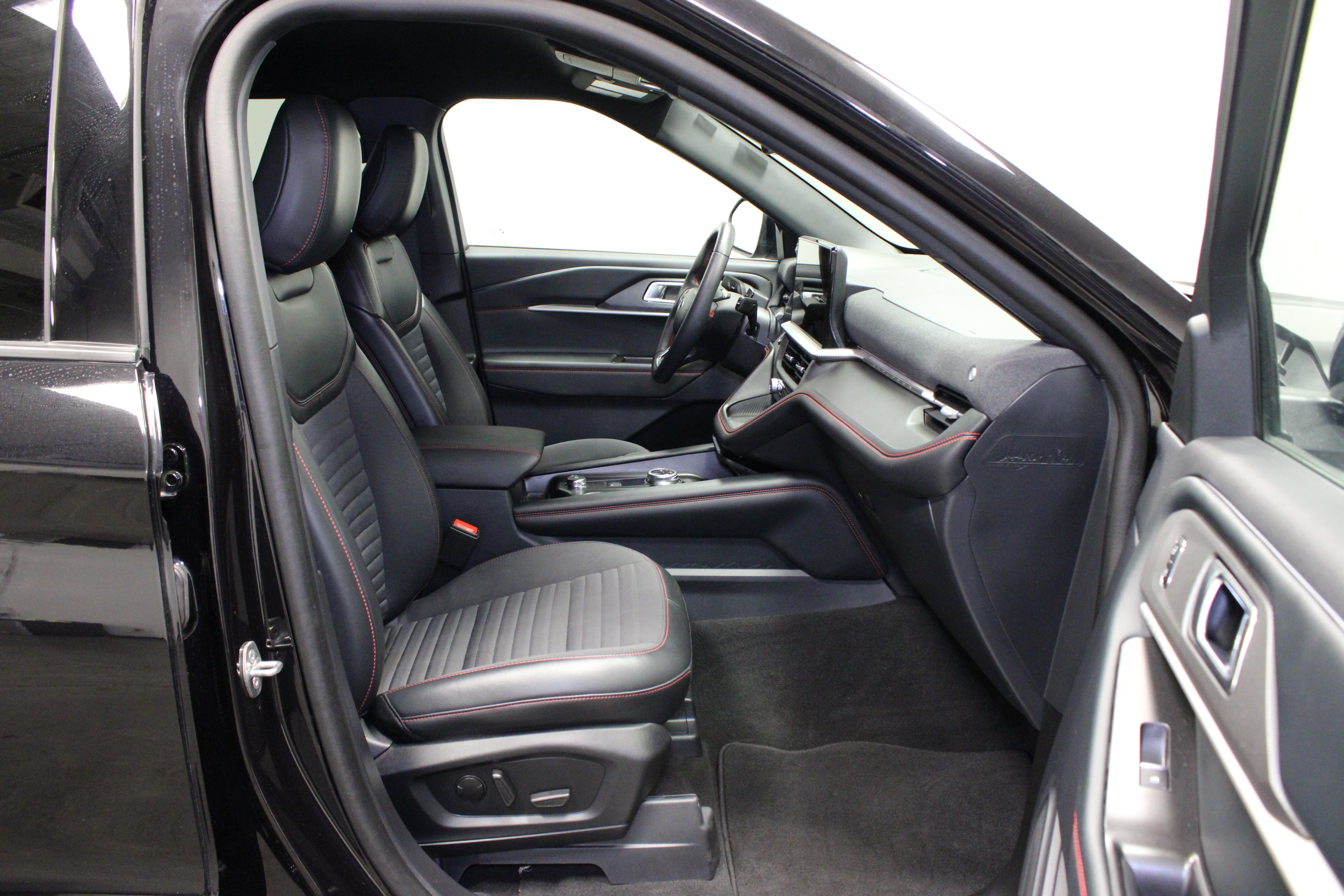 Used 2025 Ford Explorer ST-Line AWD/4WD image 15