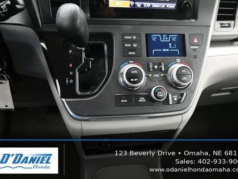 Used 2017 Toyota Sienna LE FWD image 32