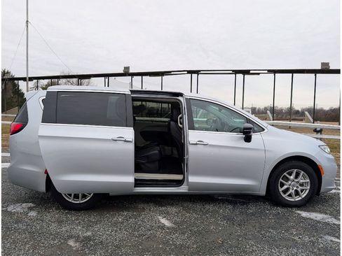 Used 2024 Chrysler Pacifica Touring-L image 11