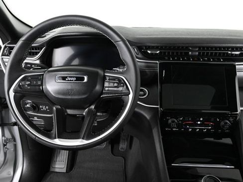 Used 2024 Jeep Grand Cherokee Altitude image 3