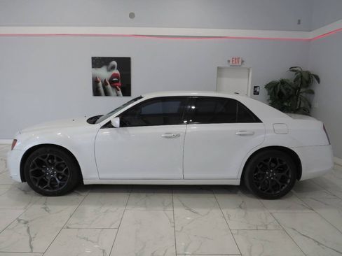 Used 2014 Chrysler 300 S RWD image 5