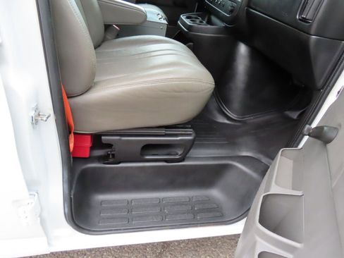 Used 2013 Chevrolet Express 2500 image 7