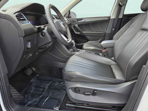 Used 2022 Volkswagen Tiguan SE w/ Panoramic Sunroof Package FWD image 7