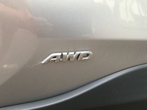 Used 2021 Toyota RAV4 LE AWD/4WD image 9