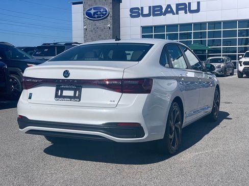 Used 2025 Volkswagen Jetta SE FWD image 6