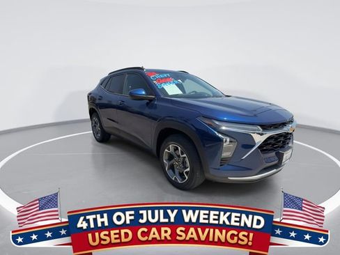 Used 2024 Chevrolet Trax LT w/ Driver Confidence Package FWD image 2