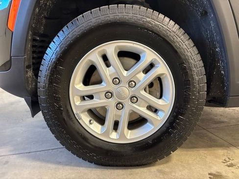 Used 2023 Jeep Grand Cherokee Laredo AWD/4WD image 10