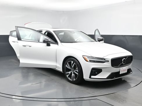 Used 2024 Volvo S60 B5 Core image 29