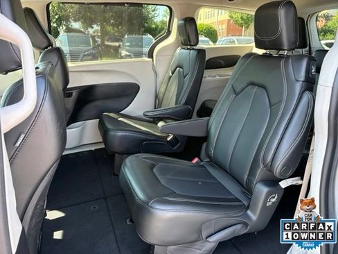 Used 2023 Chrysler Pacifica Touring-L AWD/4WD image 24
