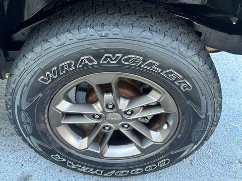 Used 2016 Jeep Wrangler Unlimited Sahara image 24