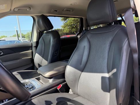 Used 2025 Kia Carnival EX FWD image 14