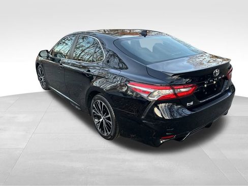 Used 2018 Toyota Camry L image 3