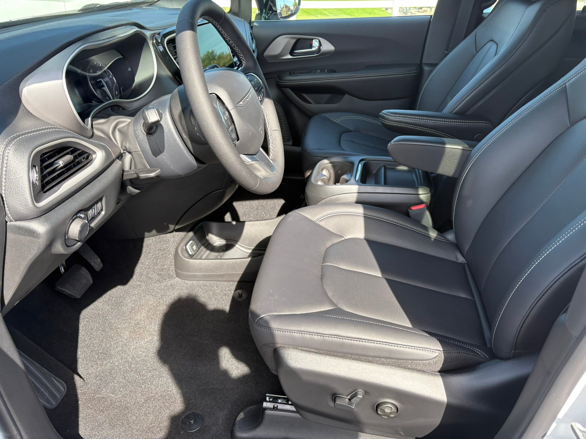 New 2027 Chrysler Pacifica Select FWD image 15