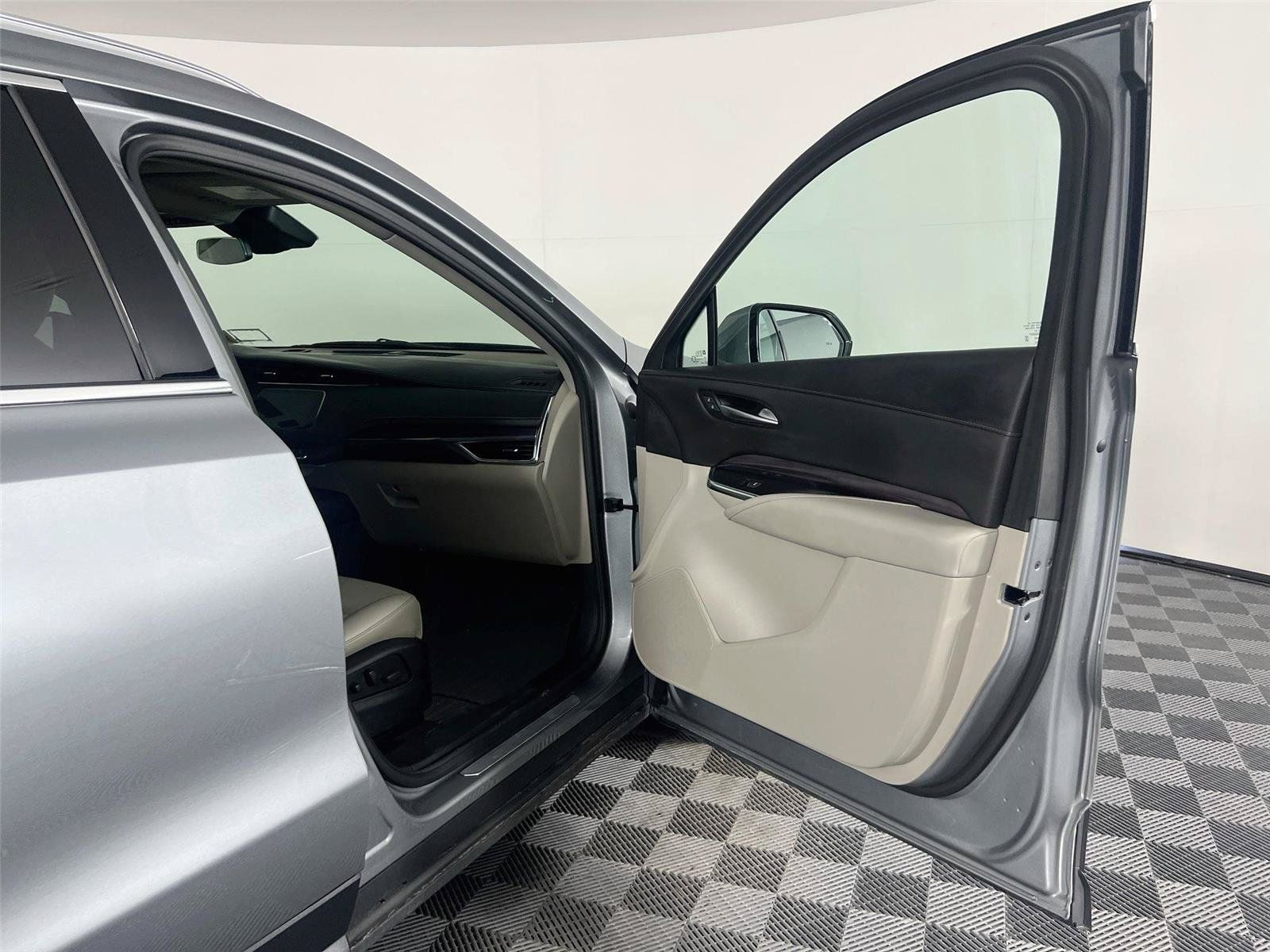 Used 2023 Cadillac XT4 Luxury w/ Cold Weather Package AWD/4WD image 27